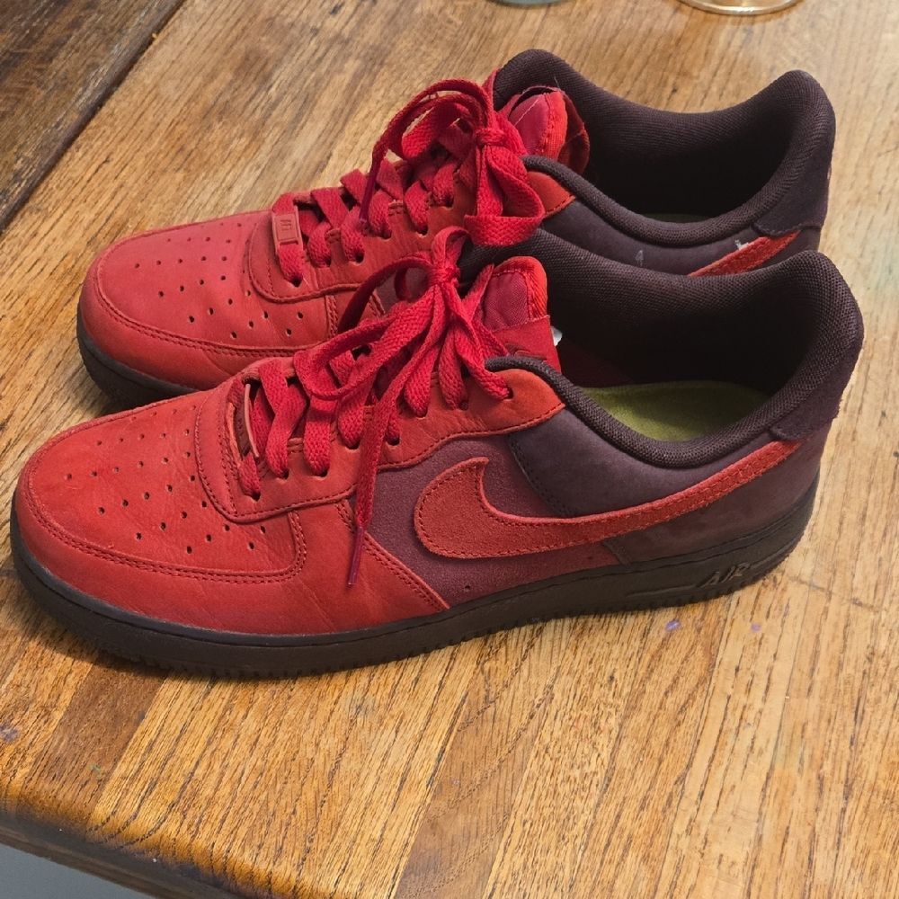 Nike Men's Crimson and Maroon Sneakers